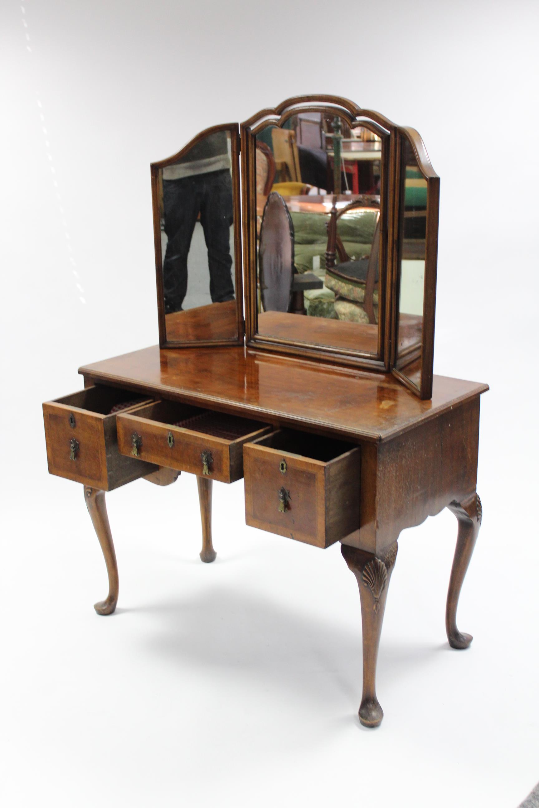 An 18th century-style walnut dressing table with triple-panel mirror back, fitted three frieze - Image 2 of 5