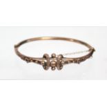 A 9ct. gold stiff hinged hollow bangle of belt-buckle, loop & bead design. (7.2gm).