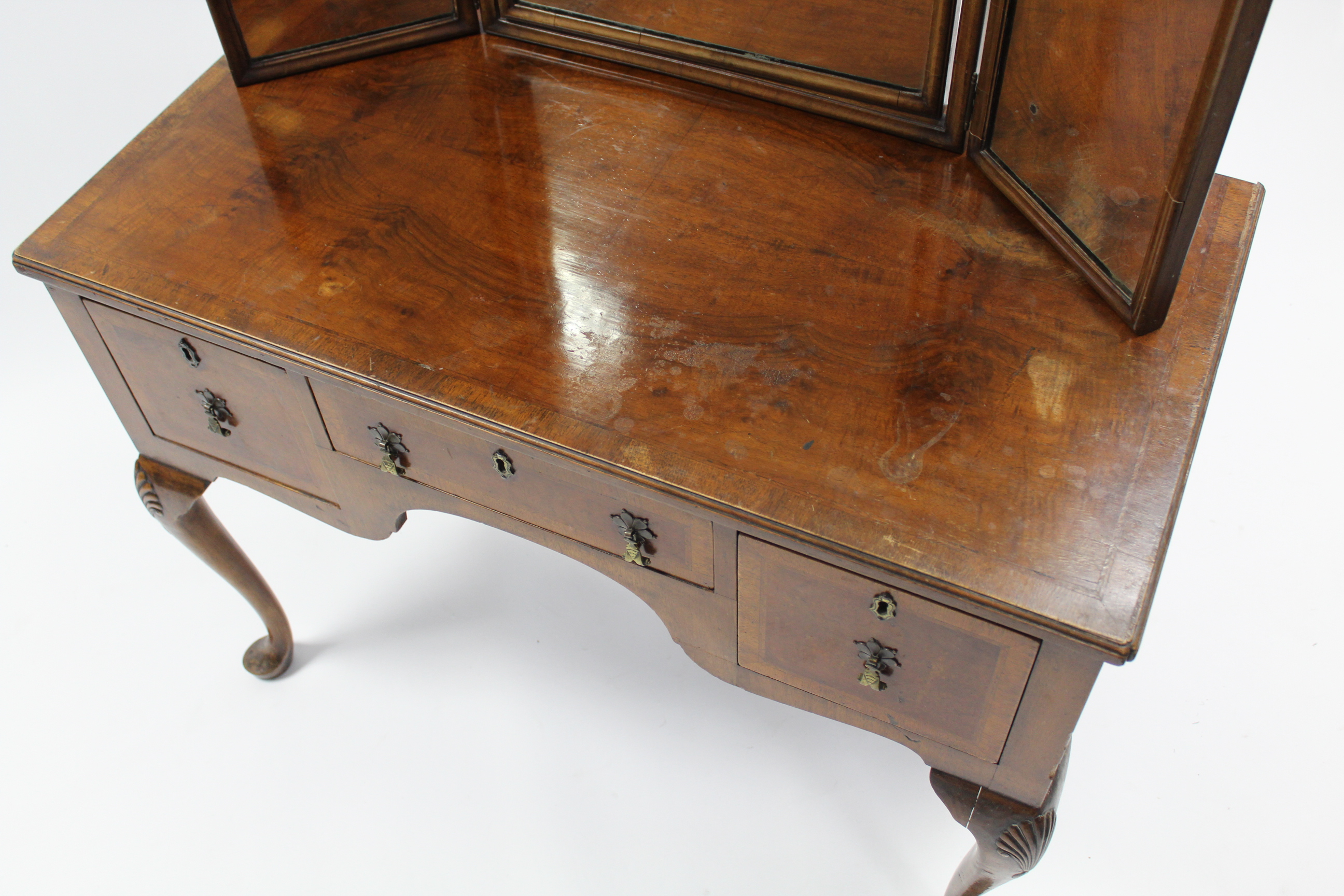 An 18th century-style walnut dressing table with triple-panel mirror back, fitted three frieze - Image 4 of 5