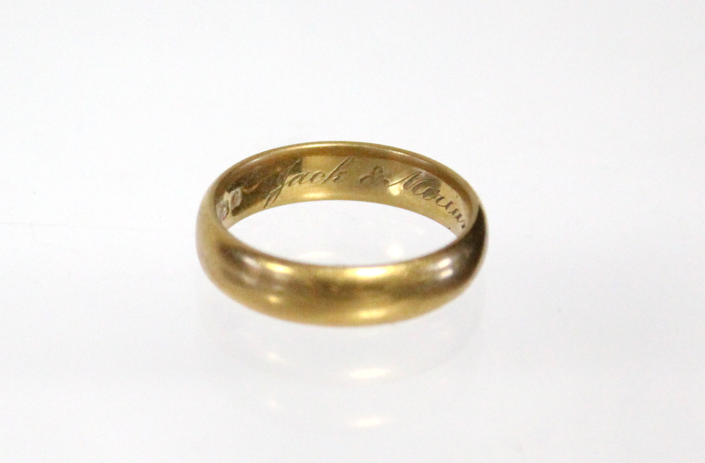 An Edwardian 22ct. gold wedding band; Birmingham hallmarks for 1902. (7.4gm). - Image 4 of 4