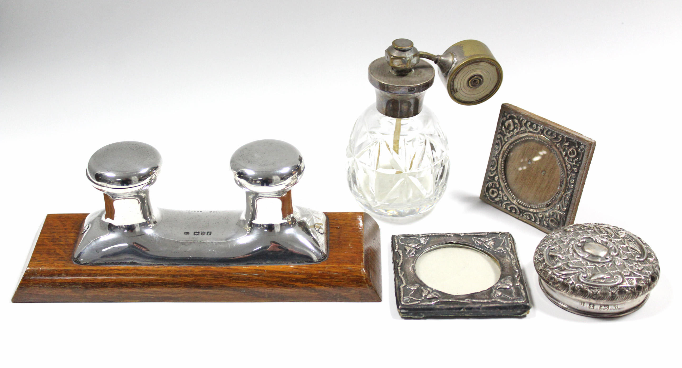 An Edwardian silver novelty double inkwell in the form of a boat’s mooring cleat, with two hinged