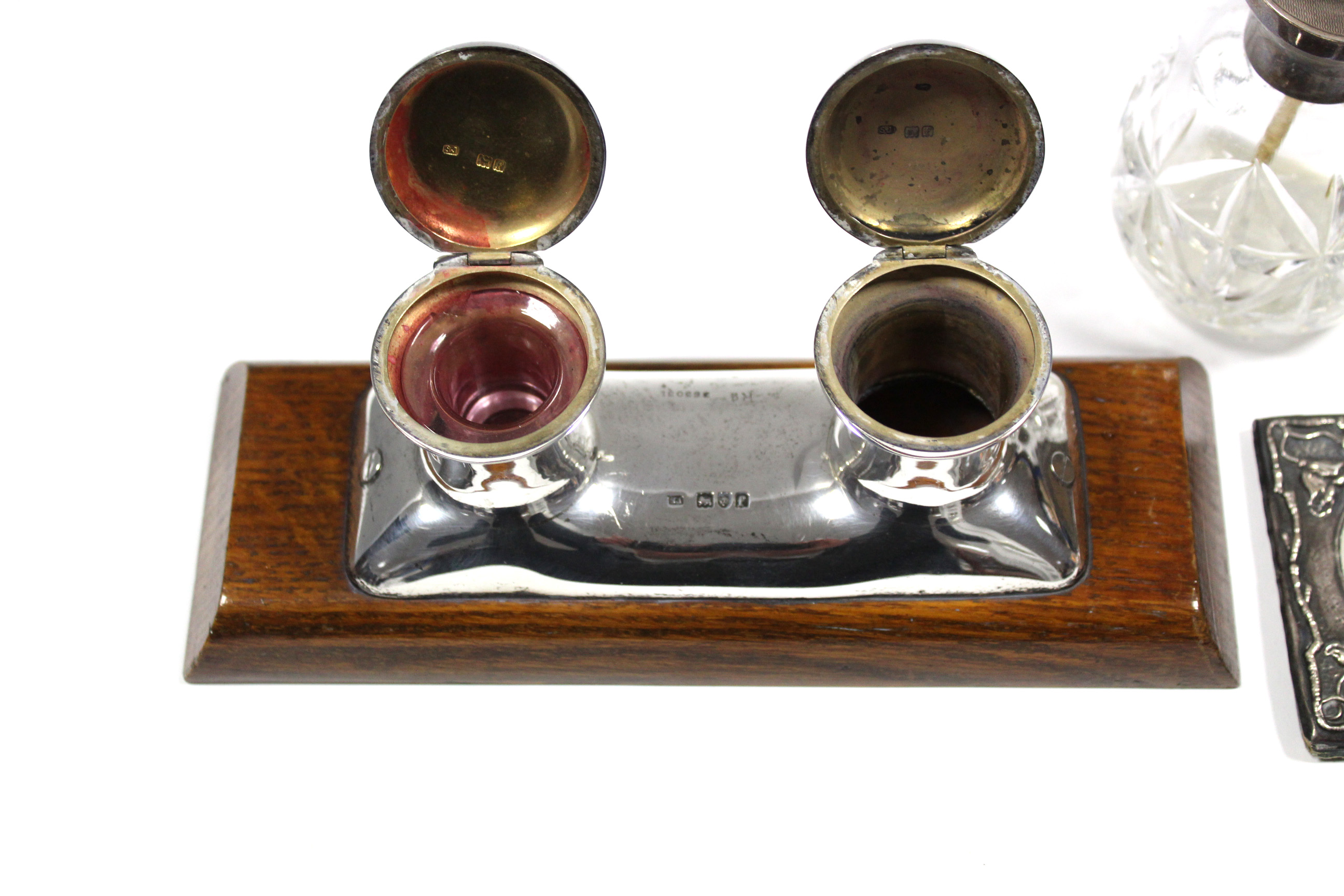 An Edwardian silver novelty double inkwell in the form of a boat’s mooring cleat, with two hinged - Image 3 of 5
