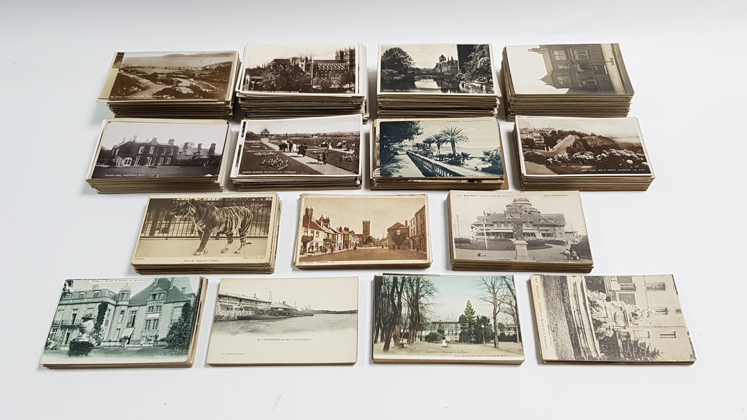 Approximately five hundred loose postcards, early-mid 20th century – British & foreign views, etc.