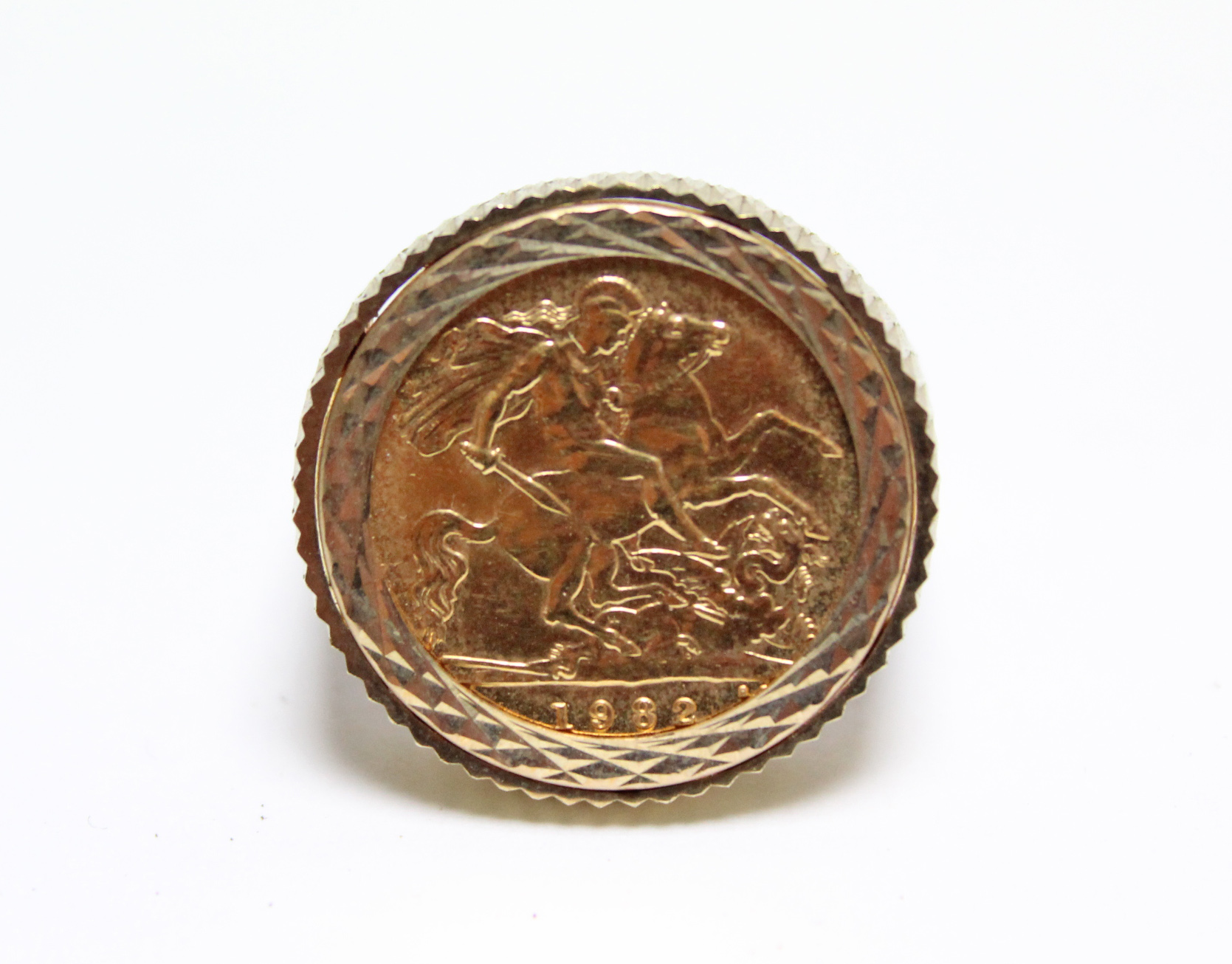 A 9ct. gold gent's ring inset 1982 half-sovereign.