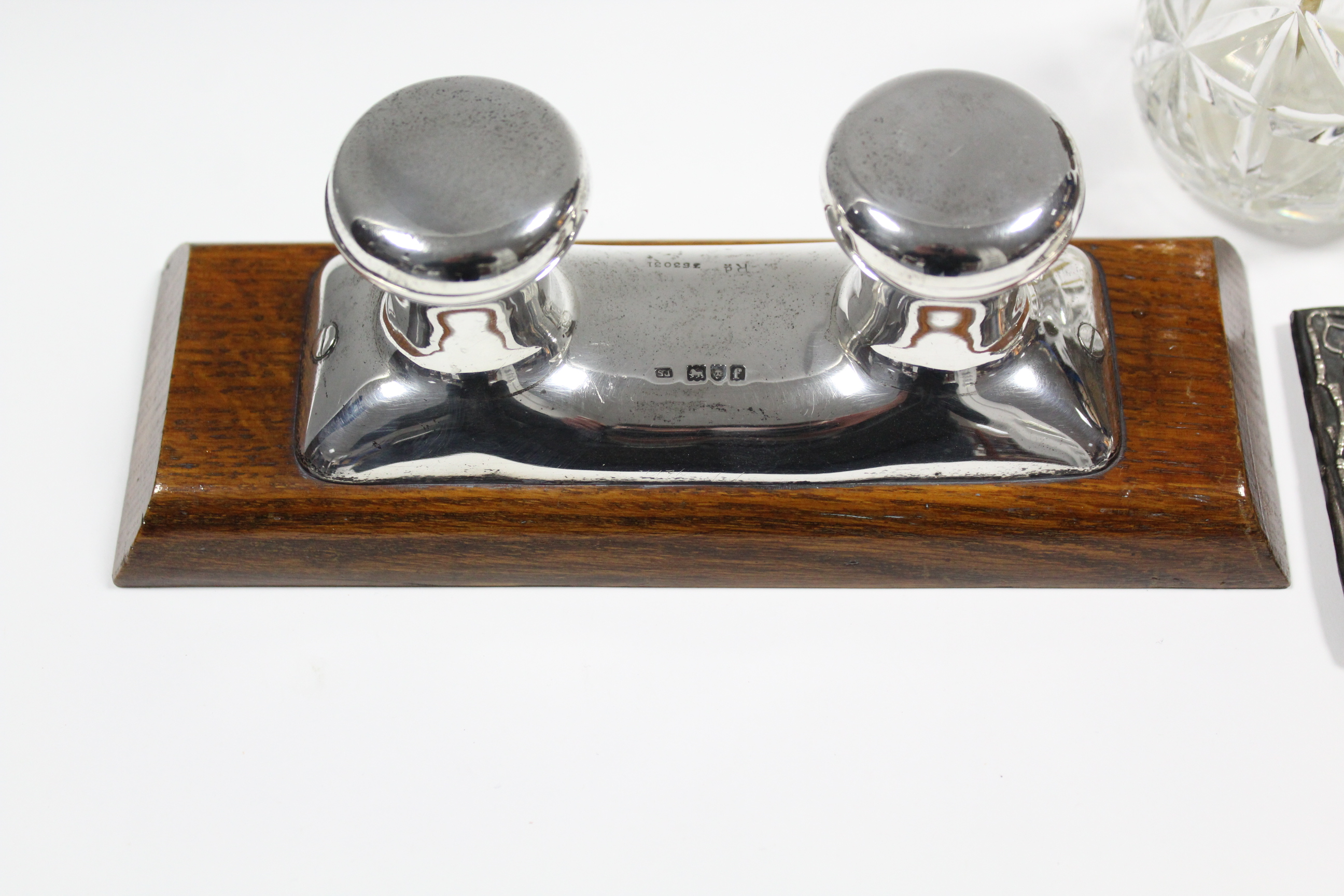 An Edwardian silver novelty double inkwell in the form of a boat’s mooring cleat, with two hinged - Image 2 of 5