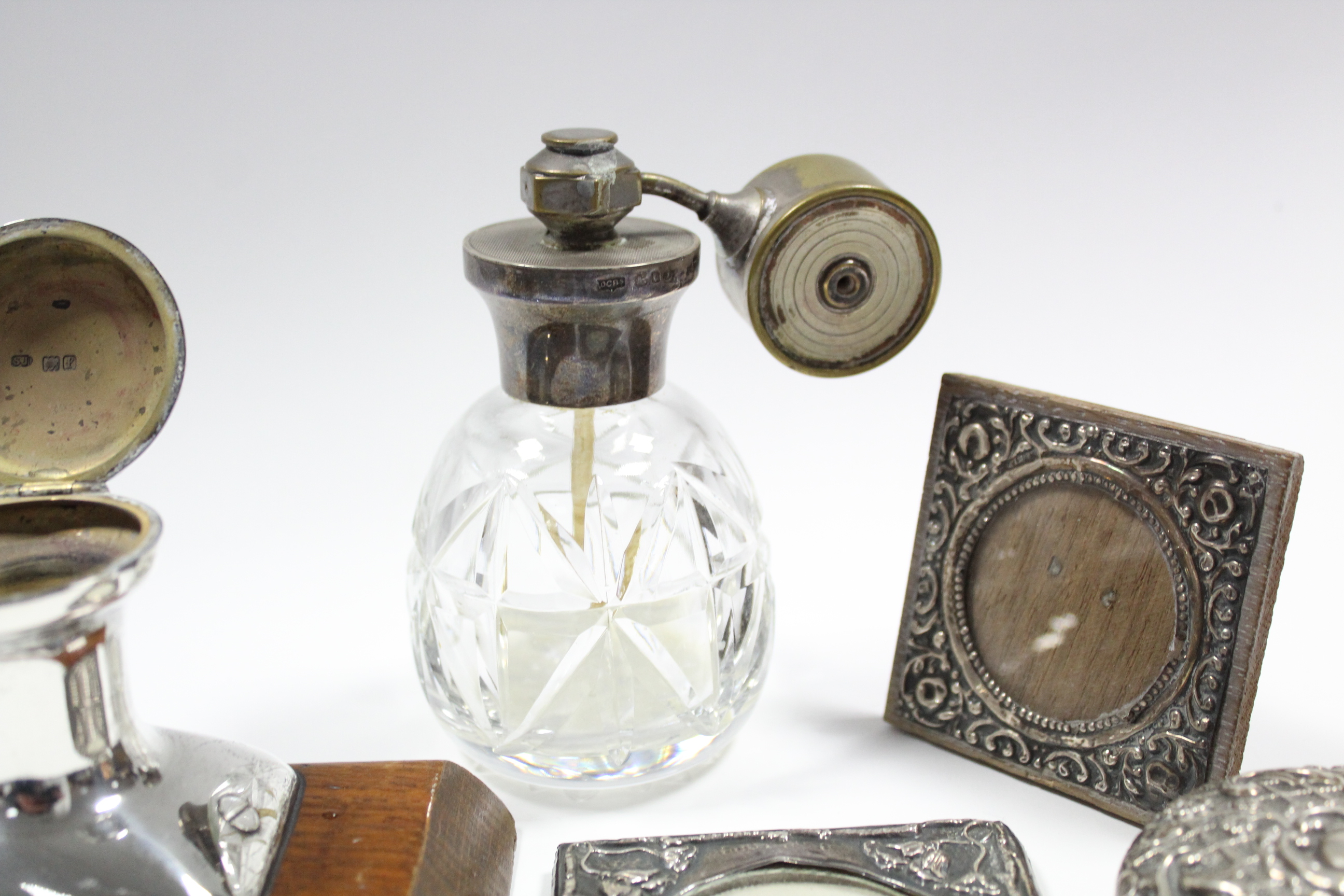 An Edwardian silver novelty double inkwell in the form of a boat’s mooring cleat, with two hinged - Image 5 of 5