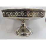 A Edwardian silver tazza with a pierced border Sheffield 1910 6.