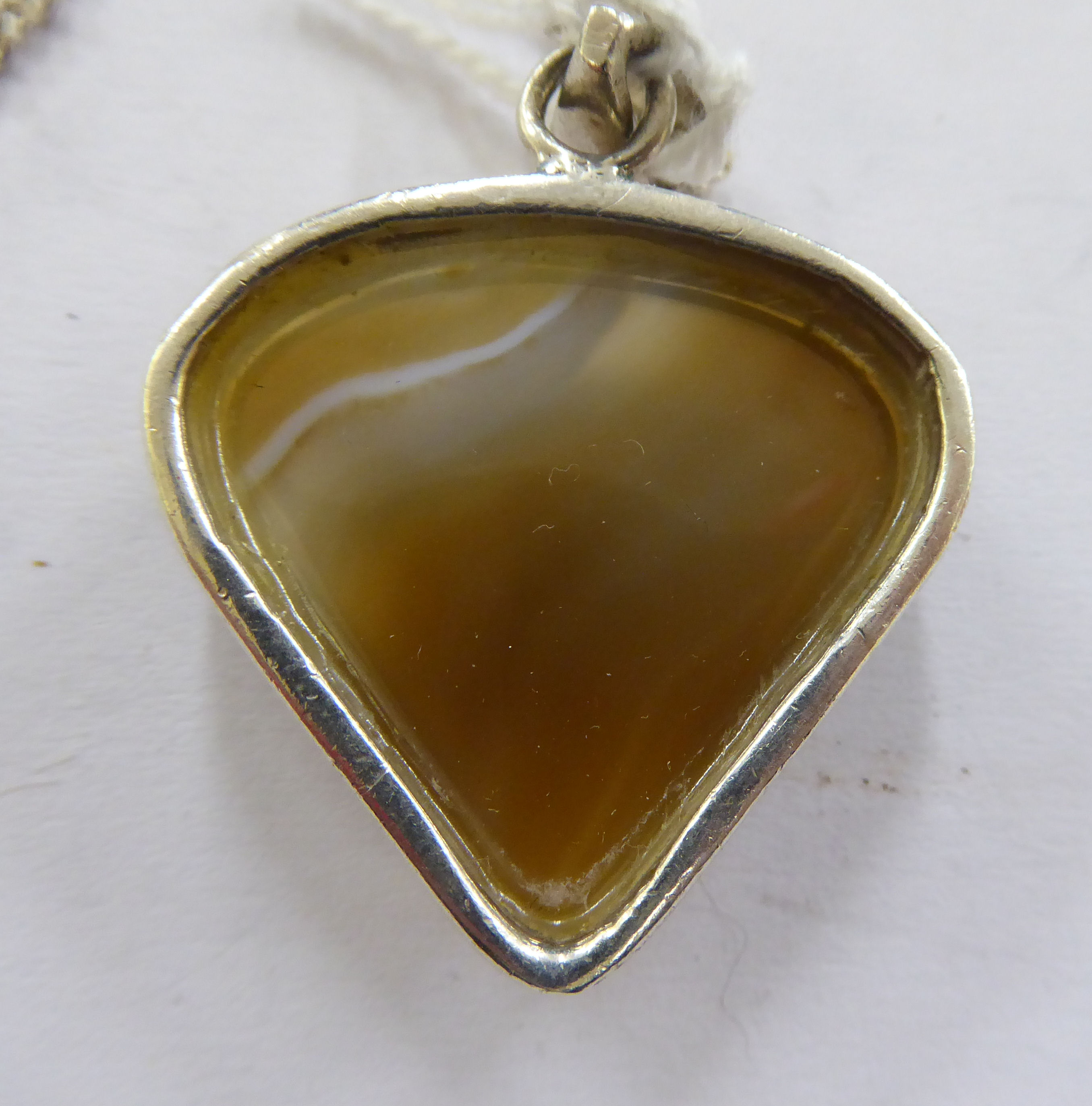 A white metal pendant, set with triangular shaped agate, - Image 2 of 2