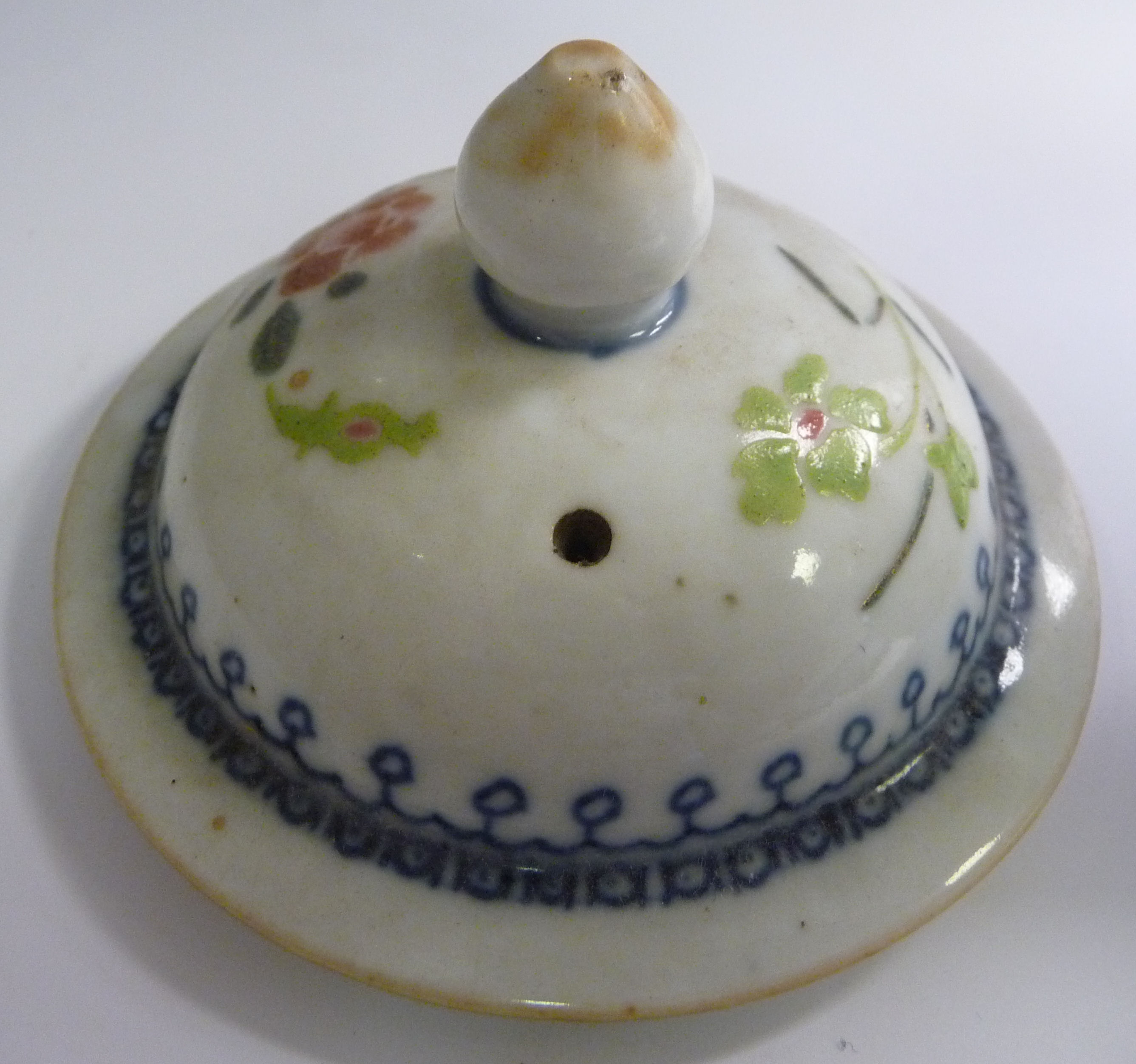 A late 18thC Chinese porcelain teapot of globular form with a domed and knop, - Image 6 of 7