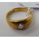 An 18ct gold single stone gypsy ring 11
