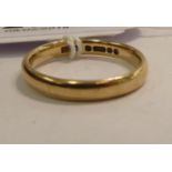 A 9ct gold wedding ring 11