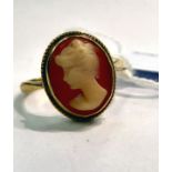 A 9ct gold cameo ring 11