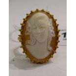 A 9ct gold cameo ring 11