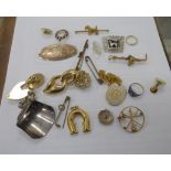 Items of personal ornament: to include a 9ct gold brooch,