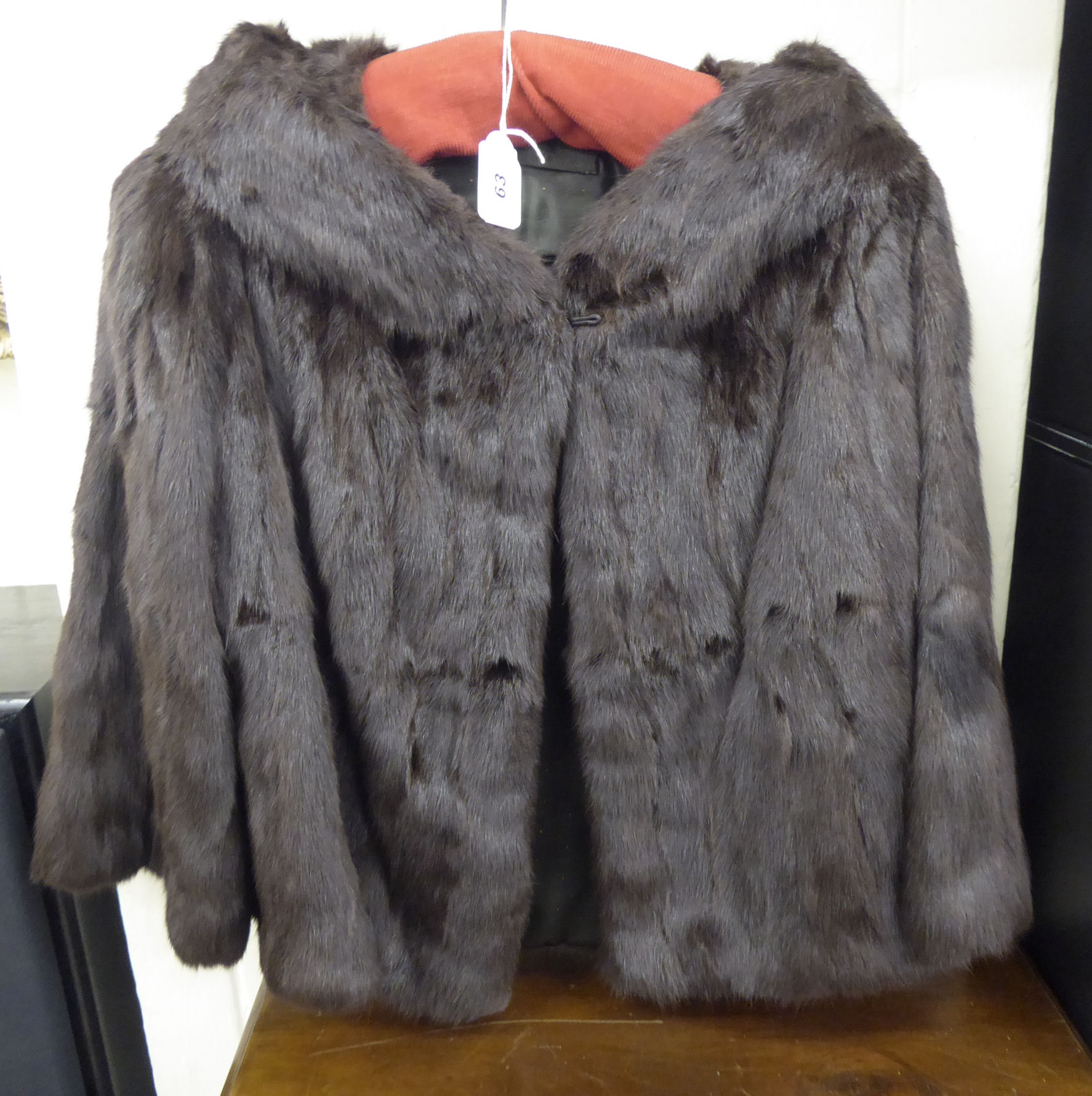 A girls' mink cape with a rolled collar HLSF
