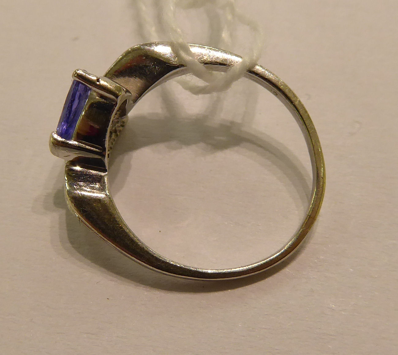 A white gold crossover ring, - Image 2 of 2