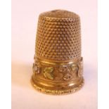 An 'antique' 18ct gold thimble with bi-coloured,