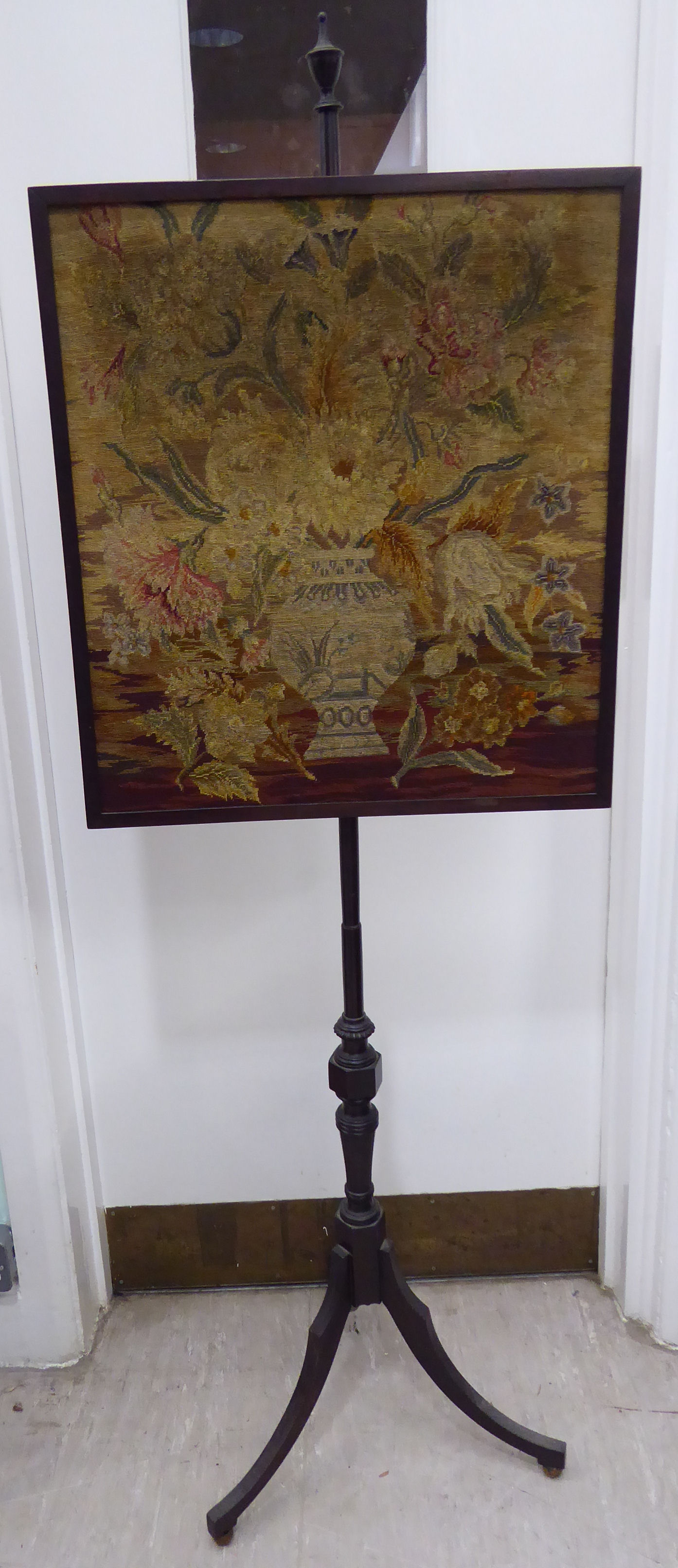 A late Regency mahogany polescreen,