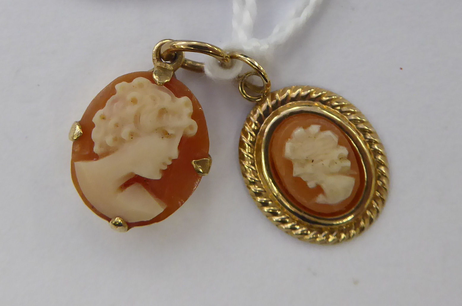 Two similar 9ct gold portrait cameo set pendants 11