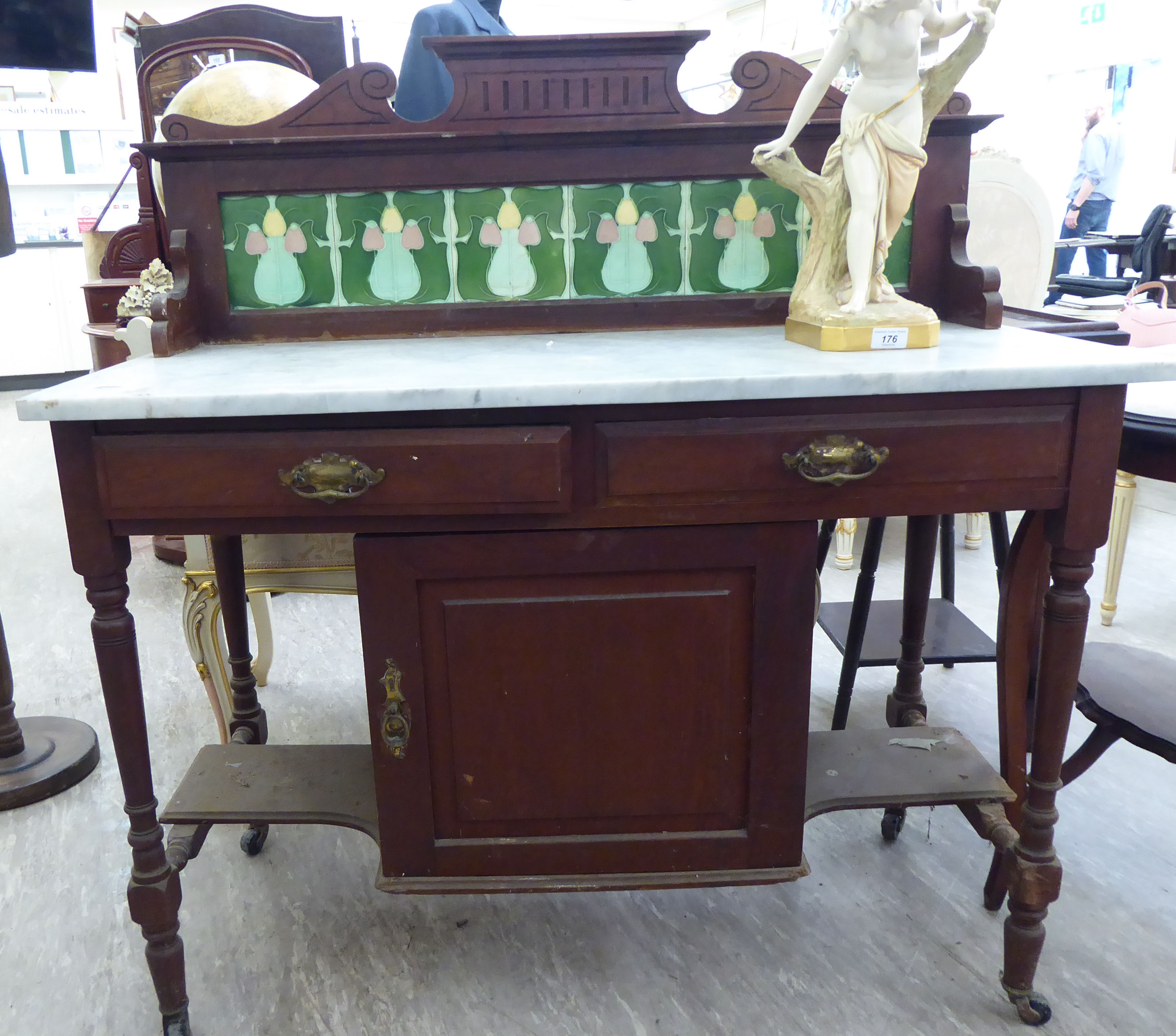 An early 20thC mahogany washstand,