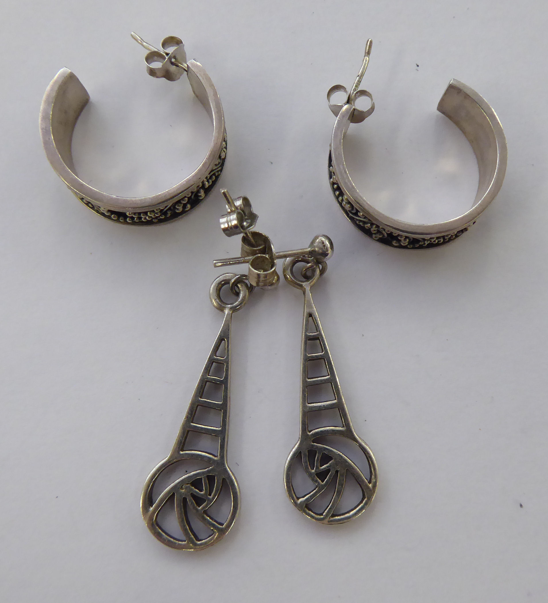 Two dissimilar pairs of silver earrings 11 - Image 2 of 2