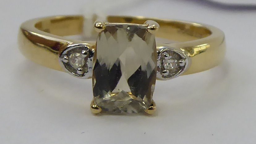 A 9ct gold claw set citrine ring 11