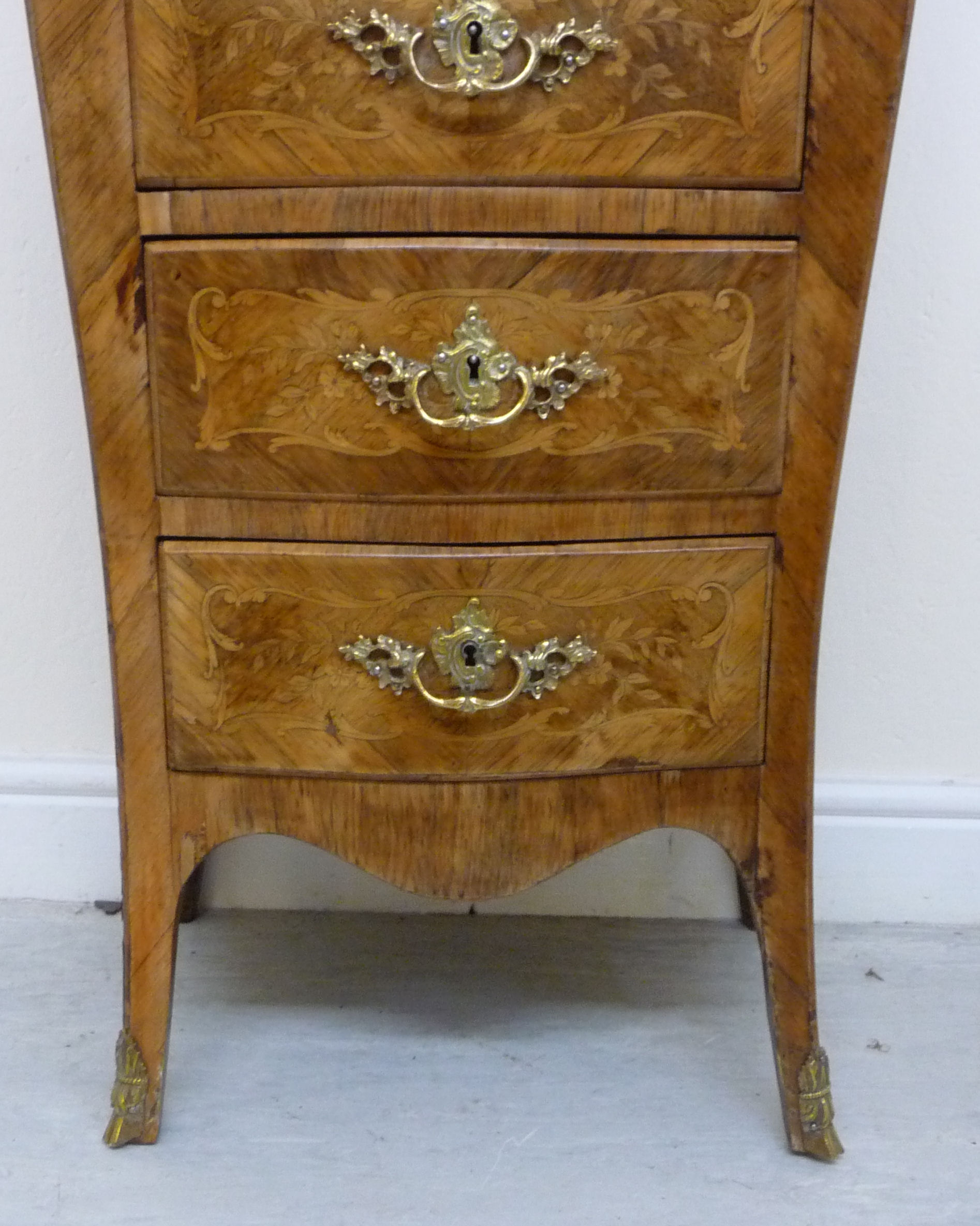 An early 20thC Louis XV inspired satinwood inlaid Kingwood veneered pedestal chest with a - Image 2 of 9