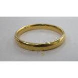 An 18ct gold wedding ring 11