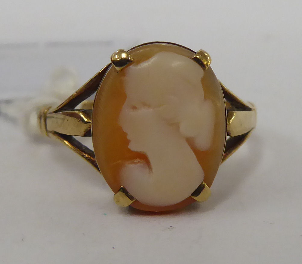 A 9ct gold cameo portrait ring 11