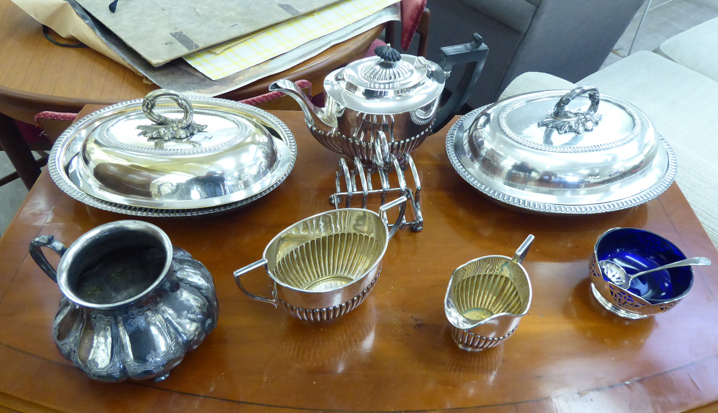 Silver plated tableware: to include a pair of early 20thC EPNS oval tureens with covers 14.