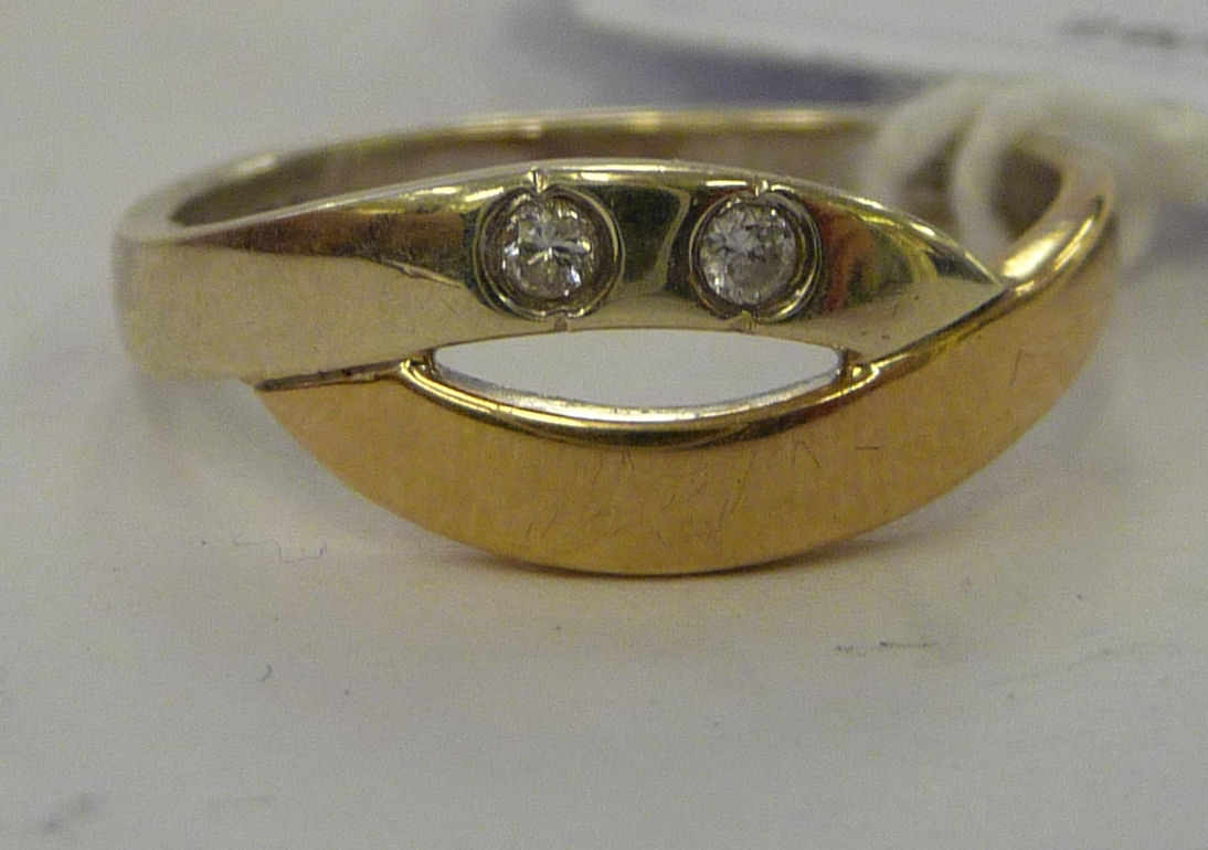 A 9ct bi-coloured gold crossover ring,