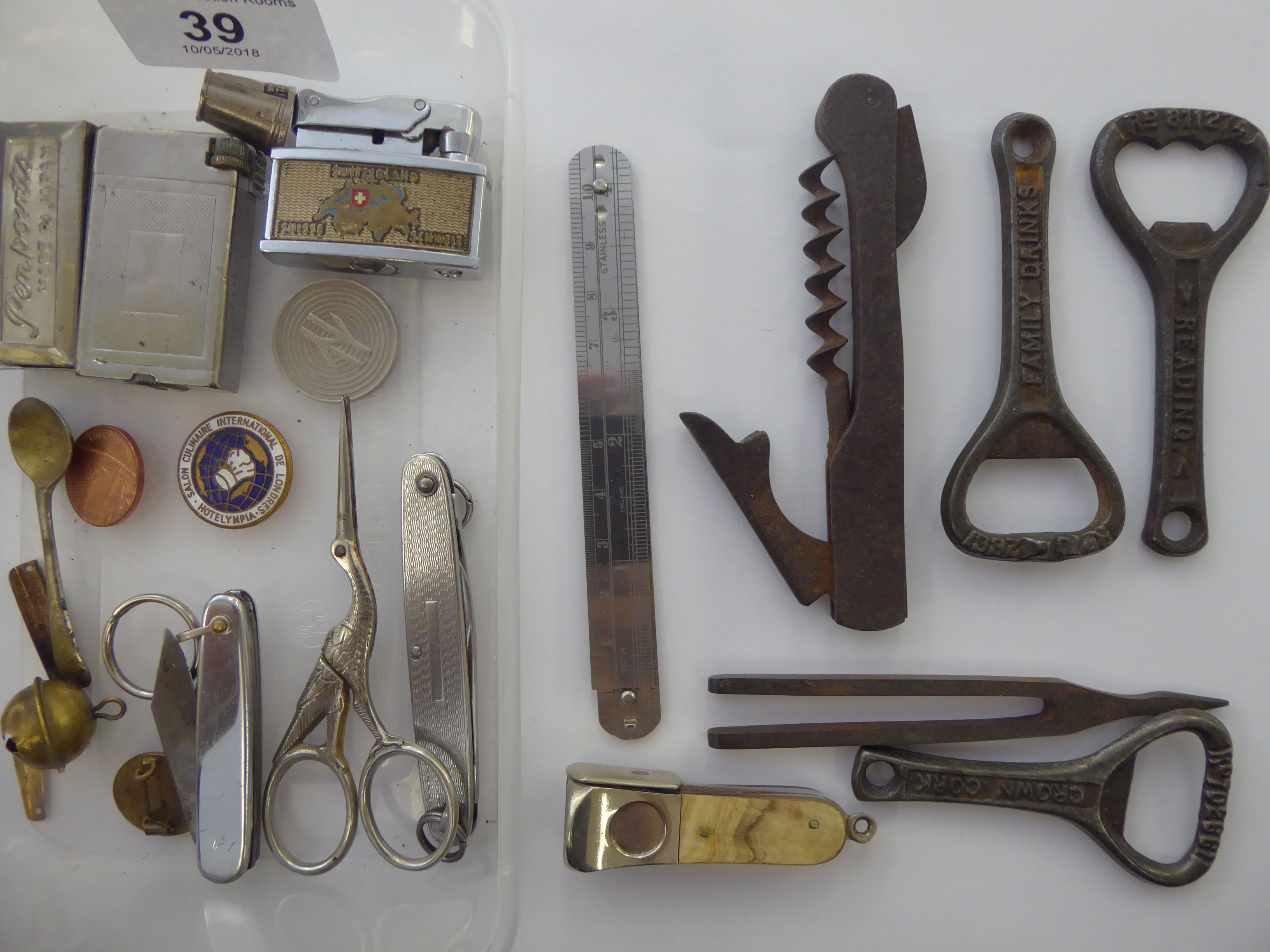 A mixed lot: to include a combination corkscrew/bottle opener;