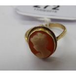 A 9ct gold cameo ring 11