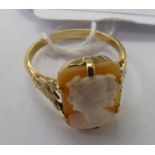 A 9ct gold cameo ring 11