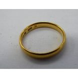 A 22ct gold wedding ring 11