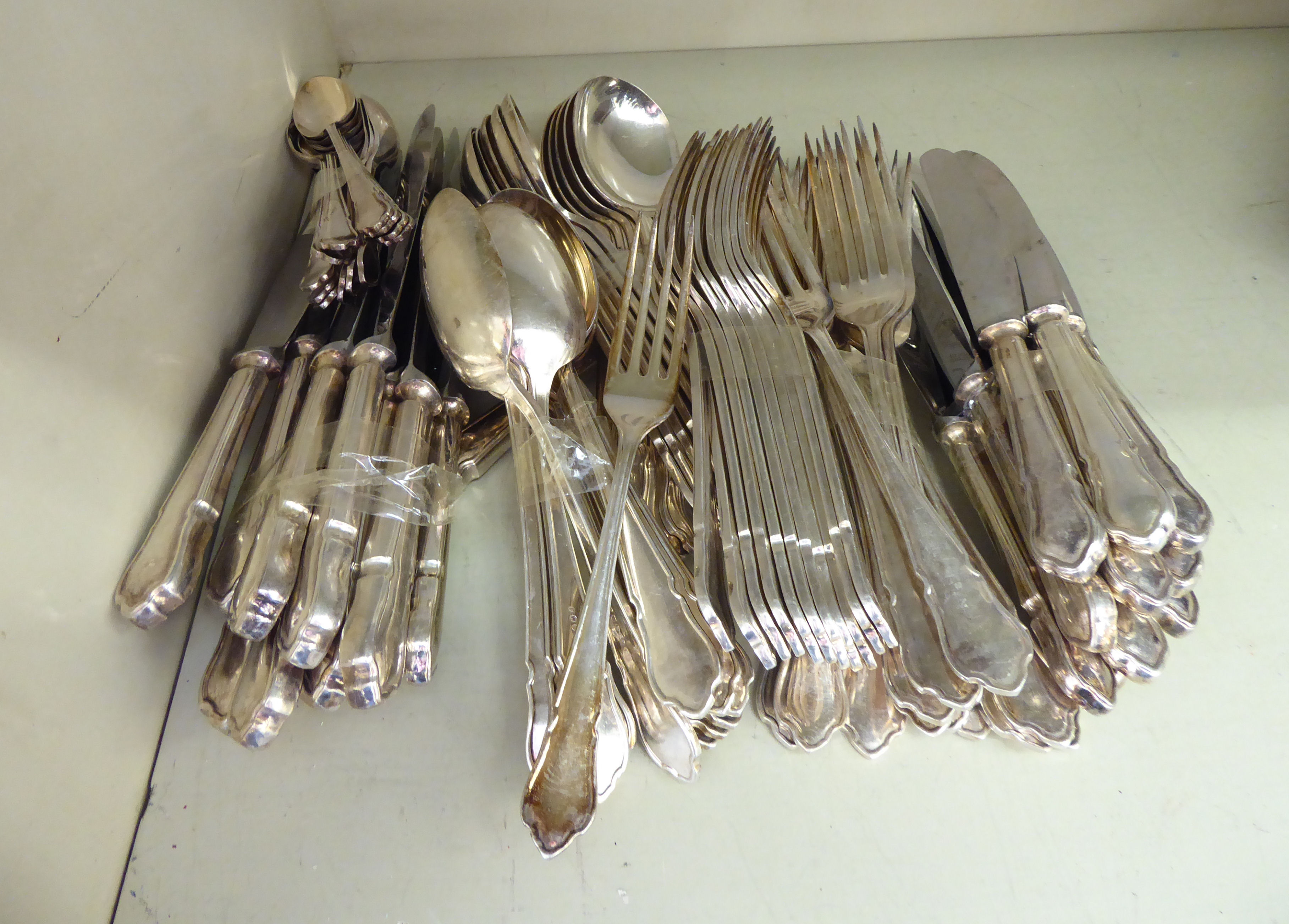 A set of silver plated flatware OS1