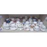 Decorative ceramics: to include china trinket boxes of various forms & sizes OS10