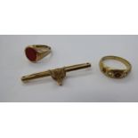 9ct gold jewellery: to include a bar brooch,
