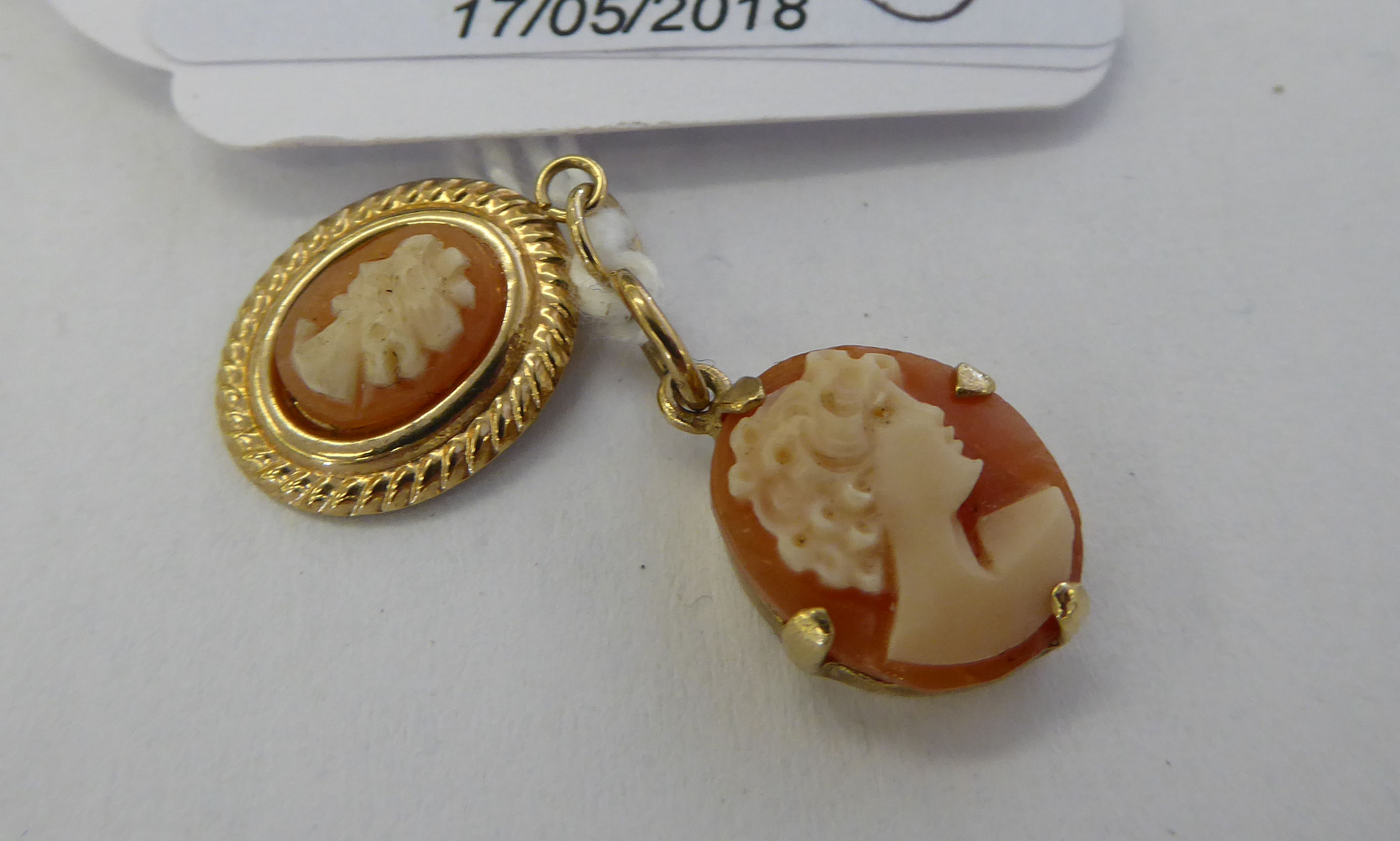 Two similar 9ct gold portrait cameo set pendants 11