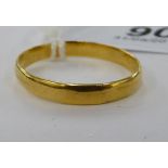 A 22ct gold wedding ring 11