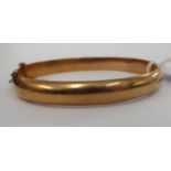 A 9ct gold snap link bangle 11