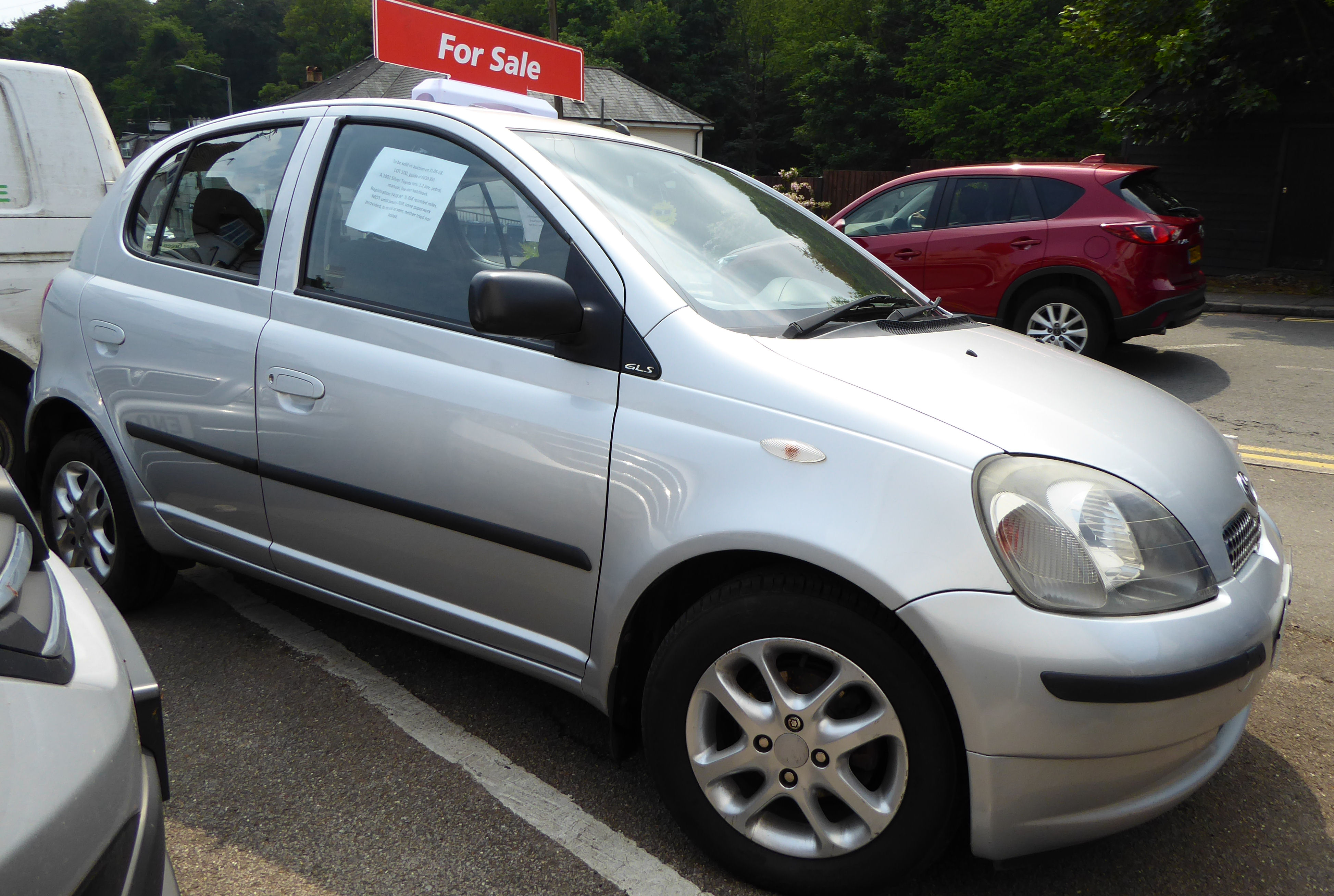 A 2001 silver Toyota Yaris, 1. - Image 2 of 3