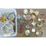 Costume jewellery: to include a yellow metal bow design brooch CS