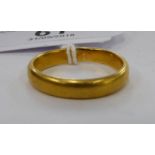 A 22ct gold wedding ring 11