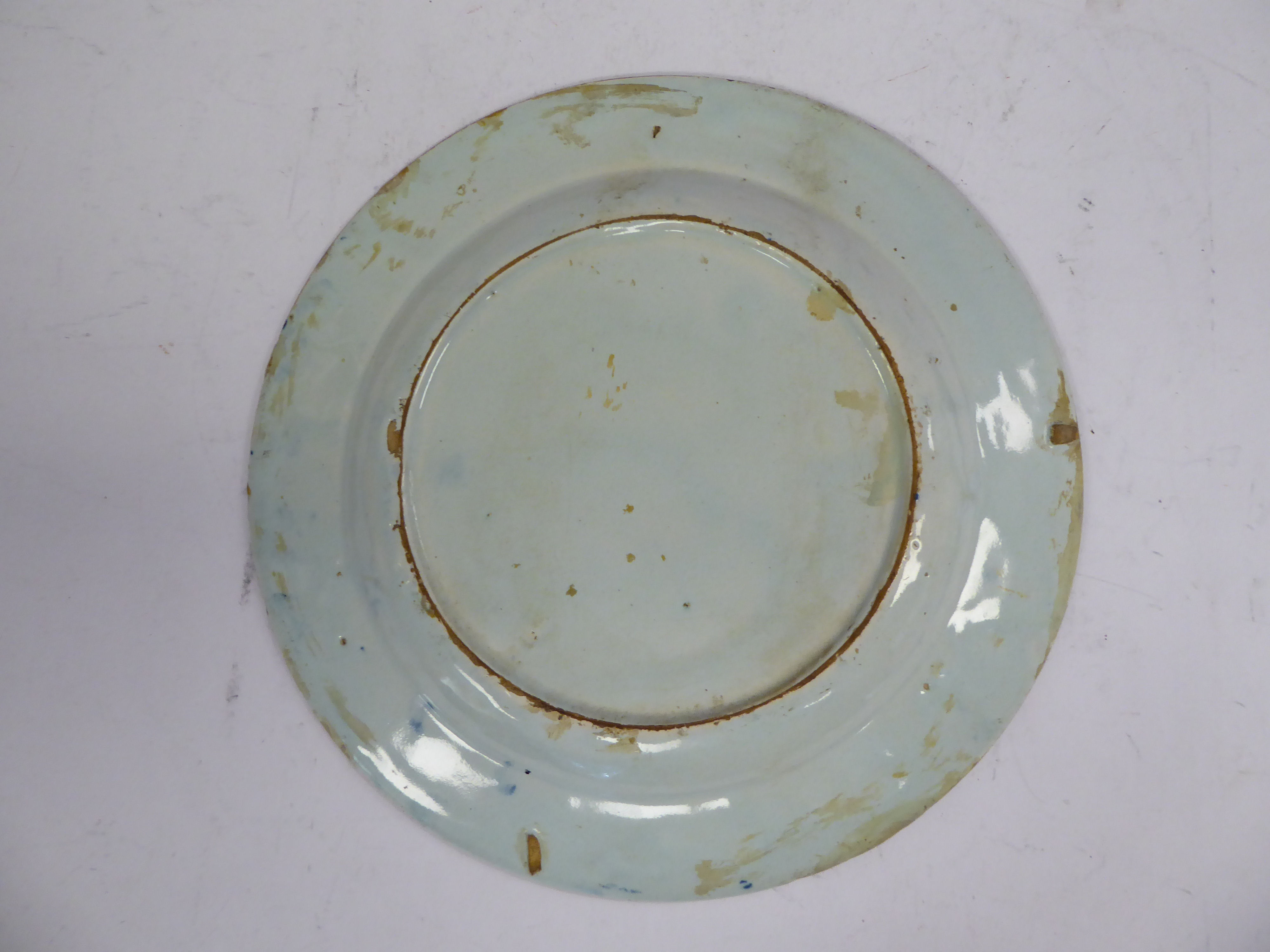 A late 18thC Chinese porcelain broad rimmed plate, decorated in blue and white with a building, - Image 2 of 4