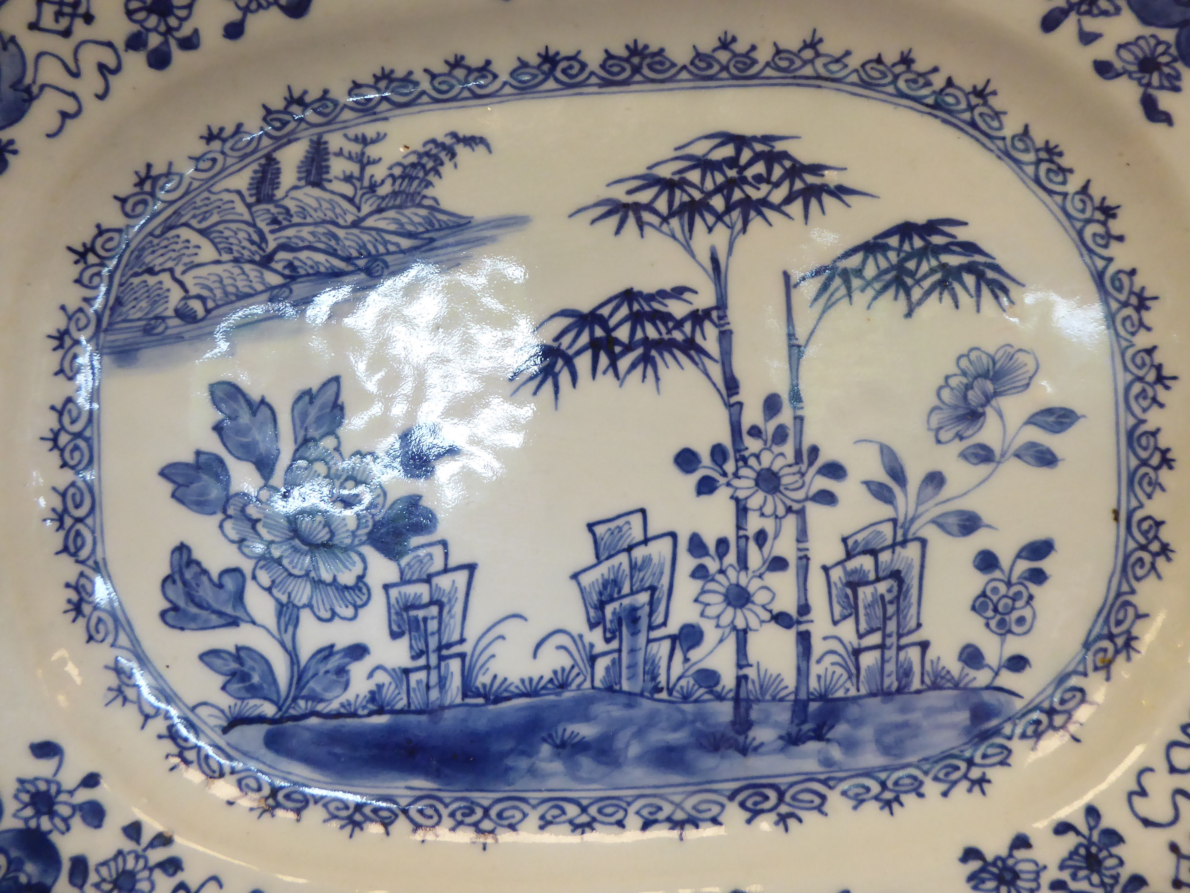 A late 18thC Chinese porcelain dish of elongated, octagonal form, - Image 2 of 3