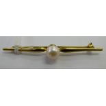 A 9ct gold bar brooch,