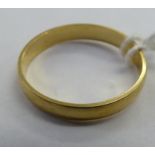 An 18ct gold wedding ring 11