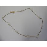 A five yellow metal neckchain,