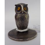 An Edwardian silver novelty menu holder, fashioned as a standing owl,